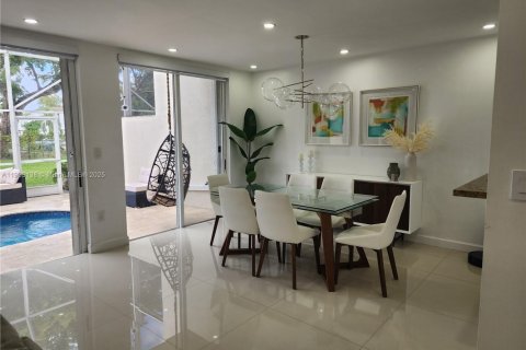 Townhouse in Doral, Florida 4 bedrooms, 176.33 sq.m. № 1954579 - photo 9