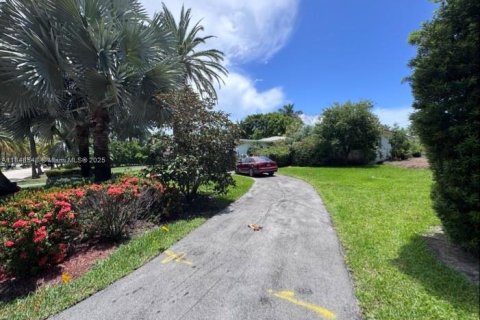 House in Golden Beach, Florida 2 bedrooms, 242.29 sq.m. № 1849041 - photo 3
