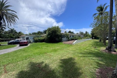 House in Golden Beach, Florida 2 bedrooms, 242.29 sq.m. № 1849041 - photo 1