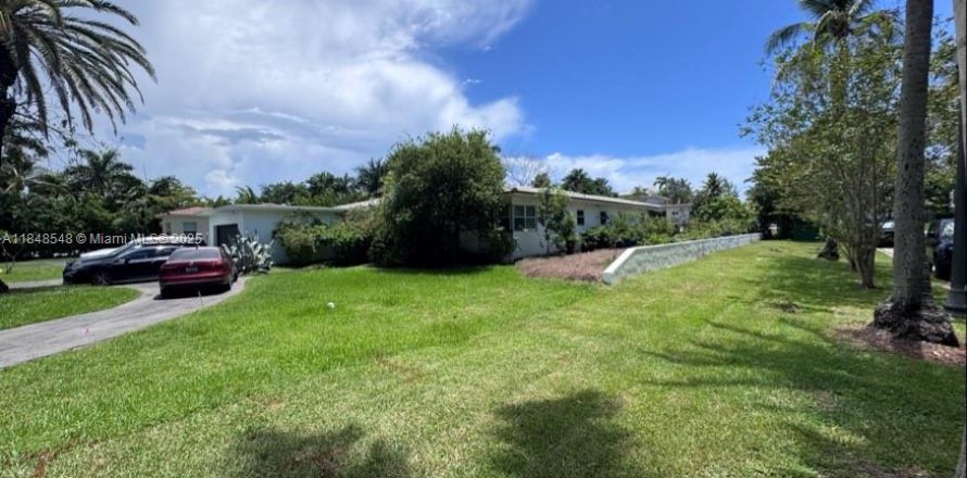 House in Golden Beach, Florida 2 bedrooms, 242.29 sq.m. № 1849041