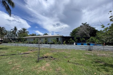House in Golden Beach, Florida 2 bedrooms, 242.29 sq.m. № 1849041 - photo 2