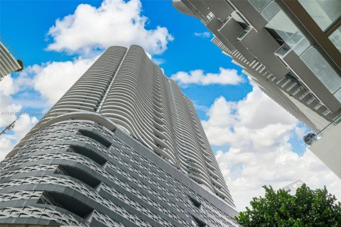 Condo in Miami, Florida, 3 bedrooms № 2018370 - photo 2