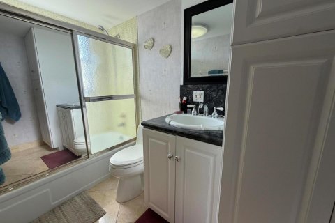 Condo in Deerfield Beach, Florida, 2 bedrooms № 2188136 - photo 8