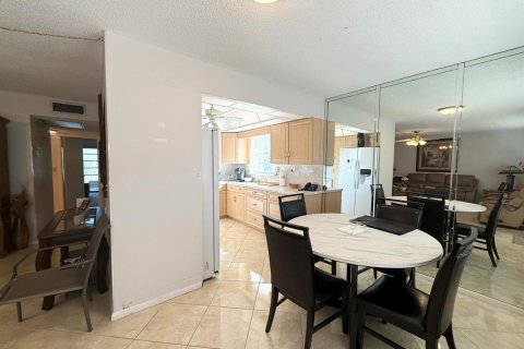 Condo in Deerfield Beach, Florida, 2 bedrooms № 2188136 - photo 3