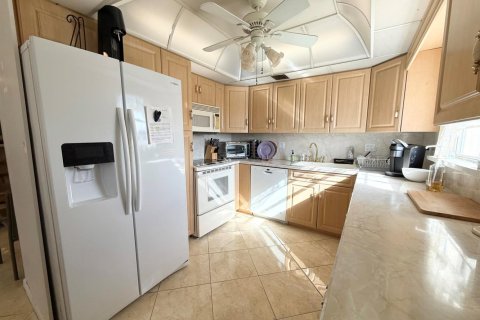 Condo in Deerfield Beach, Florida, 2 bedrooms № 2188136 - photo 4