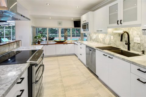 Casa en venta en Miami, Florida, 4 dormitorios, 246.56 m2 № 2053465 - foto 20