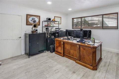 Casa en venta en Miami, Florida, 4 dormitorios, 246.56 m2 № 2053465 - foto 9