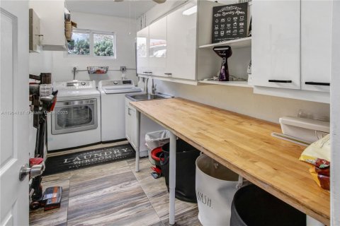 Casa en venta en Miami, Florida, 4 dormitorios, 246.56 m2 № 2053465 - foto 8