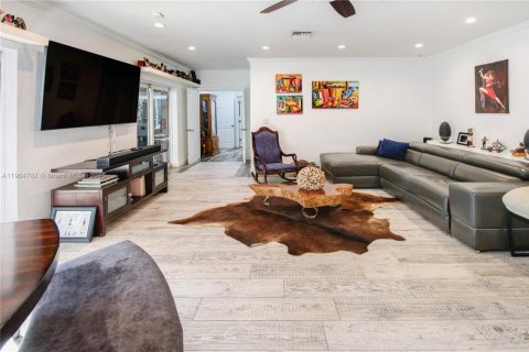 Casa en venta en Miami, Florida, 4 dormitorios, 246.56 m2 № 2053465 - foto 4