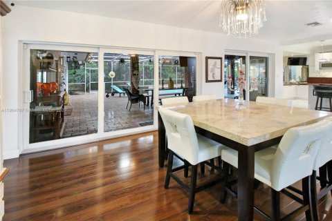 Casa en venta en Miami, Florida, 4 dormitorios, 246.56 m2 № 2053465 - foto 25
