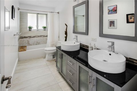Casa en venta en Miami, Florida, 4 dormitorios, 246.56 m2 № 2053465 - foto 11