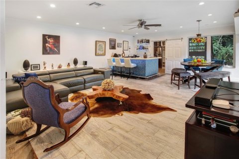 Casa en venta en Miami, Florida, 4 dormitorios, 246.56 m2 № 2053465 - foto 5