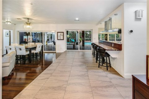 Casa en venta en Miami, Florida, 4 dormitorios, 246.56 m2 № 2053465 - foto 2