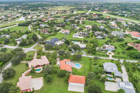House in Wellington, Florida 5 bedrooms, 327.2 sq.m. № 744339 - photo 1