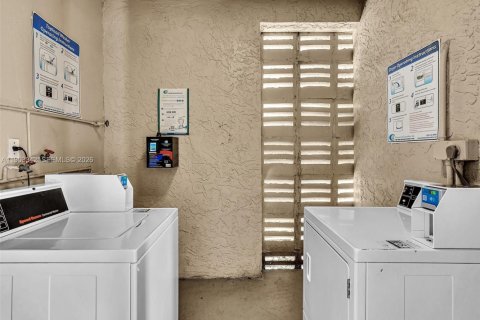 Copropriété à vendre à North Miami Beach, Floride: 2 chambres, 96.8 m2 № 2007767 - photo 24