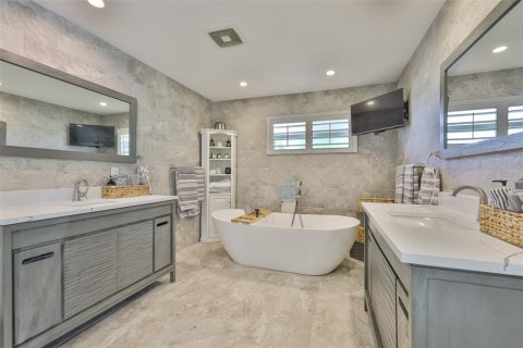 House in Largo, Florida 3 bedrooms, 232.63 sq.m. № 1833177 - photo 21