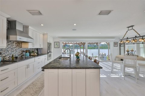 House in Largo, Florida 3 bedrooms, 232.63 sq.m. № 1833177 - photo 3