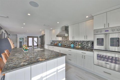 House in Largo, Florida 3 bedrooms, 232.63 sq.m. № 1833177 - photo 10