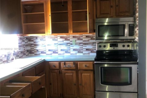 Villa ou maison à vendre à Miami, Floride: 3 chambres, 169.45 m2 № 2031617 - photo 13