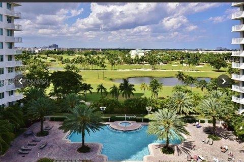 Condominio en alquiler en Hallandale Beach, Florida, 2 dormitorios, 100.43 m2 № 2028256 - foto 12