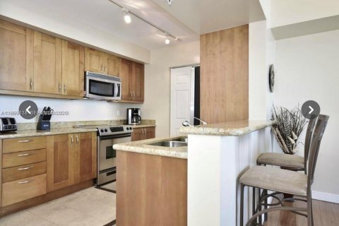 Condominio en alquiler en Hallandale Beach, Florida, 2 dormitorios, 100.43 m2 № 2028256 - foto 4