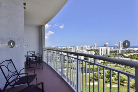 Condominio en Hallandale Beach, Florida, 2 dormitorios  № 2028256
