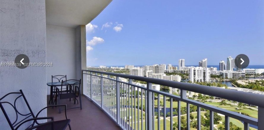 Condominio en Hallandale Beach, Florida, 2 dormitorios  № 2028256
