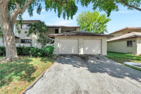 Condo in Pompano Beach, Florida, 2 bedrooms  № 1951628 - photo 1