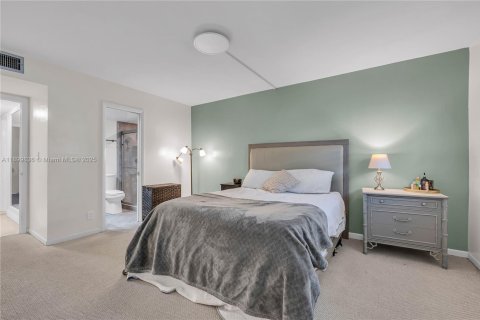 Condo in Pompano Beach, Florida, 2 bedrooms  № 1951628 - photo 17