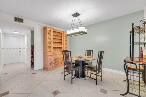 Condo in Pompano Beach, Florida, 2 bedrooms  № 1951628 - photo 11