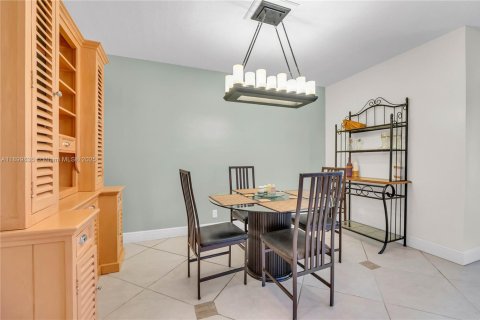 Condo in Pompano Beach, Florida, 2 bedrooms  № 1951628 - photo 9