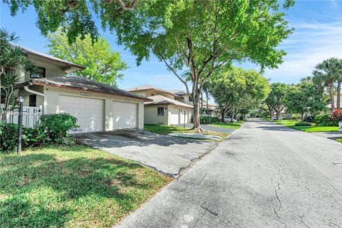 Condo in Pompano Beach, Florida, 2 bedrooms  № 1951628 - photo 2