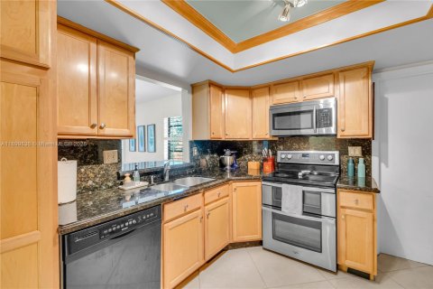 Condo in Pompano Beach, Florida, 2 bedrooms  № 1951628 - photo 4