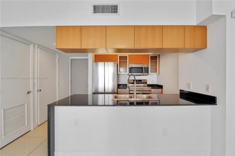 Condo in Miami, Florida, 1 bedroom  № 1948527 - photo 4