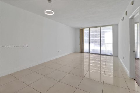 Condo in Miami, Florida, 1 bedroom  № 1948527 - photo 3