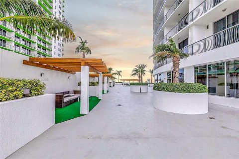 Condo in Miami, Florida, 1 bedroom  № 1948527 - photo 19