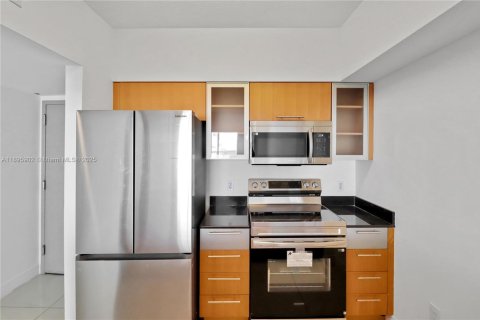 Condo in Miami, Florida, 1 bedroom  № 1948527 - photo 6
