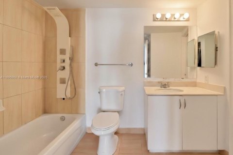 Condo in Miami, Florida, 1 bedroom  № 1948527 - photo 9