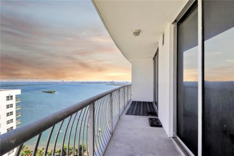 Condo in Miami, Florida, 1 bedroom  № 1948527 - photo 1