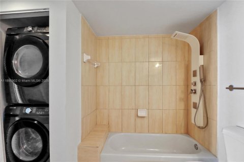 Condo in Miami, Florida, 1 bedroom  № 1948527 - photo 10