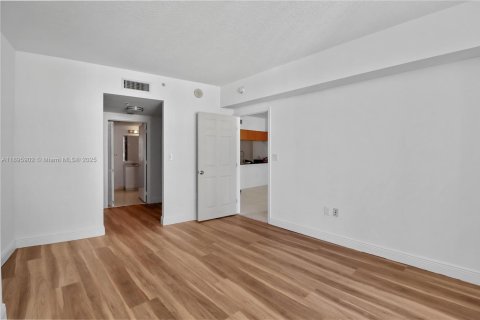 Condo in Miami, Florida, 1 bedroom  № 1948527 - photo 8