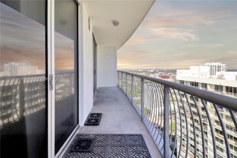 Condo in Miami, Florida, 1 bedroom  № 1948527 - photo 12