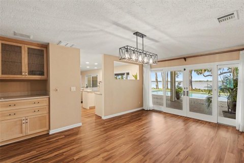 House in Merrit Island, Florida 5 bedrooms, 338.63 sq.m. № 2139540 - photo 11