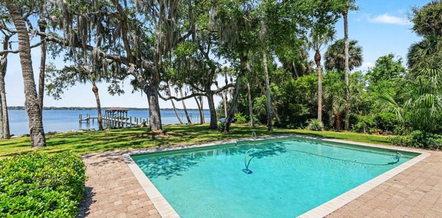 House in Merrit Island, Florida 5 bedrooms, 338.63 sq.m. № 2139540