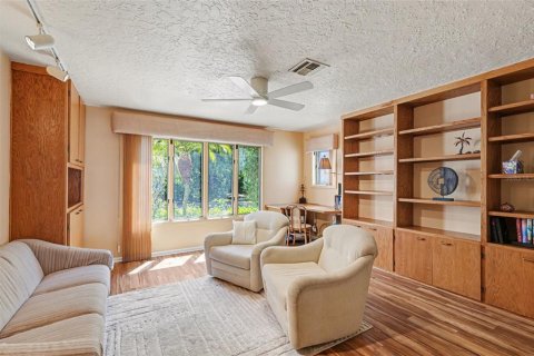 House in Merrit Island, Florida 5 bedrooms, 338.63 sq.m. № 2139540 - photo 13