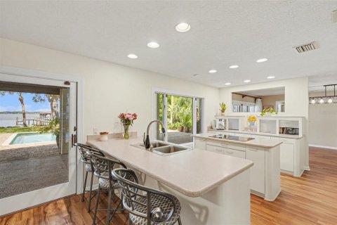 House in Merrit Island, Florida 5 bedrooms, 338.63 sq.m. № 2139540 - photo 8