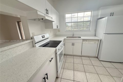 Condominio en alquiler en Pembroke Pines, Florida, 2 dormitorios, 79.34 m2 № 1988129 - foto 3