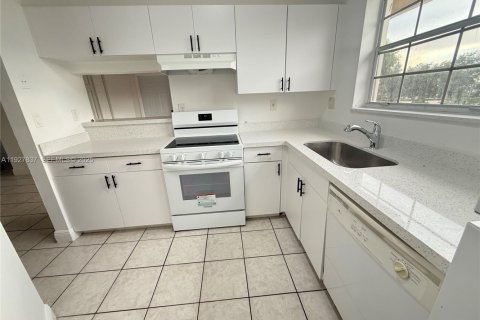 Condominio en alquiler en Pembroke Pines, Florida, 2 dormitorios, 79.34 m2 № 1988129 - foto 2