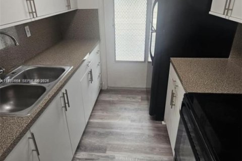 Condo in North Miami, Florida, 1 bedroom  № 2007632 - photo 7