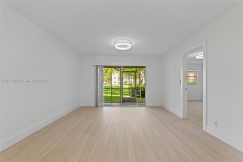 Condo in Pembroke Pines, Florida, 2 bedrooms  № 1742494 - photo 13